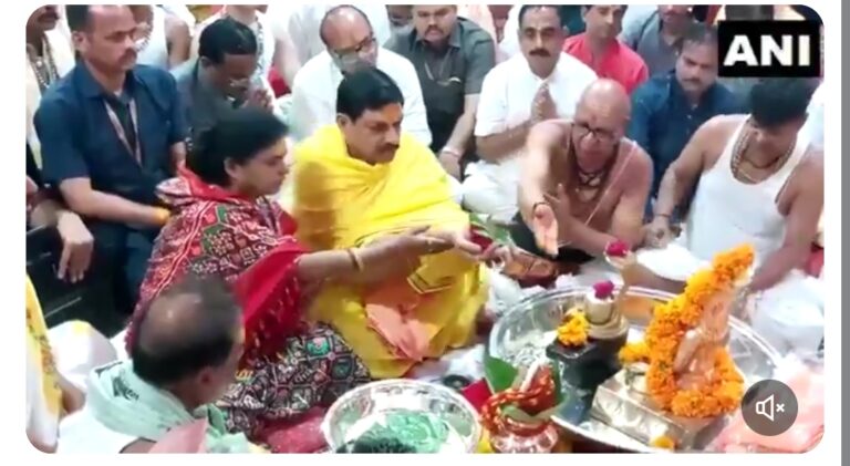 उज्जैन:मध्य प्रदेश: सीएम मोहन यादव और उनकी पत्नी ने रक्षाबंधन त्योहार पर महाकालेश्वर मंदिर में पूजा की।