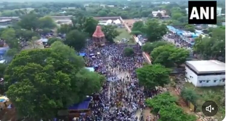 मदुरै,तमिलनाडु: मदुरै के कल्ललगर मंदिर में प्रसिद्ध रथ उत्सव देखने के लिए हज़ारों श्रद्धालु मौजूद।