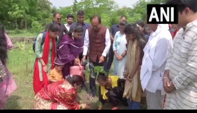 भोपाल (मध्य प्रदेश): केंद्रीय मंत्री शिवराज सिंह चौहान ने भोपाल के स्मार्ट पार्क में बहनों के साथ पौधारोपण कर रक्षाबंधन का त्योहार मनाया।