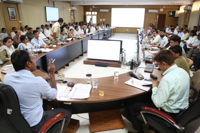 MP: मप्र में लापरवाह  नगर निगम कमिश्नर सहित एक दर्जन से अधिक अधिकारियों में एडीएम,सीईओ,नगरपालिका सीएमओ को नोटिस जारी