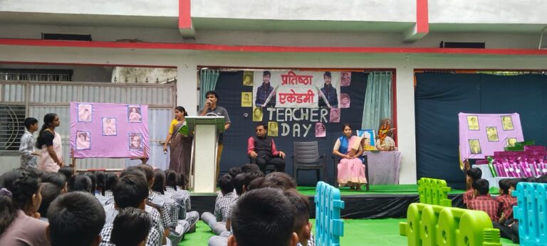 MP: प्रतिष्ठा एकेडमी में टीचर्स ने रखे महान हस्तियों के रूप,दिया देशभक्ति का संदेश