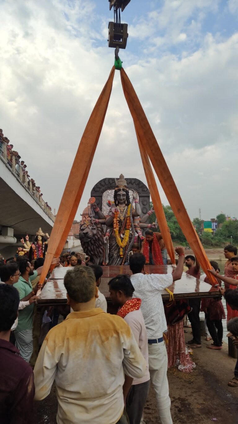 एमपी। दशहरा मेला देखने दूर दूर से पहुंचे लोग,सुनार नदी में हुआ प्रतिमाओं का विसर्जन