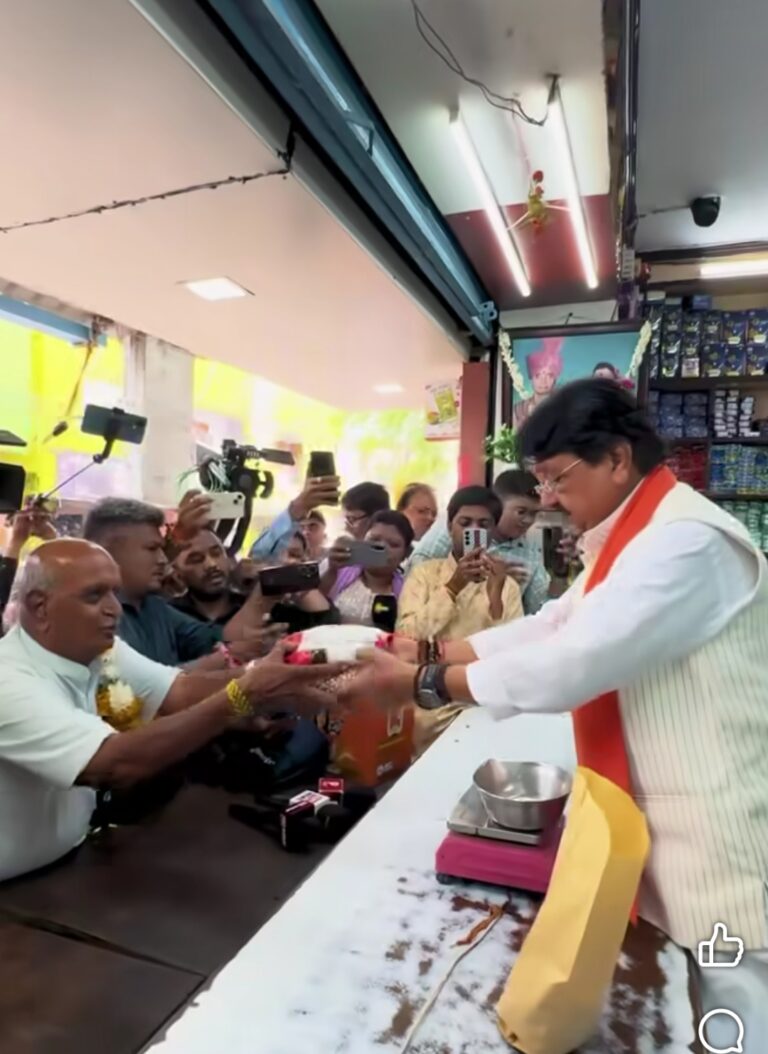 मप्र के यह मंत्री जी दिवाली पर क्या बेचते नजर आ रहे है