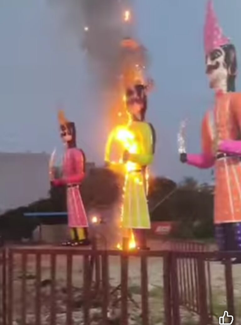 ब्रेकिंग न्यूज:एमपी।भोपाल में 12 घंटे पहले किसने जला दिया रावण..? कौन हे ये लोग रावण के विरोधी या समर्थक,,,,, नशेड़ी, नेता,या बीजेपी विरोधी,,,, मजेदार बात हे कि यह कुंभकरण और मेघनाथ के समर्थक जरूर हे,इसीलिए इन्हें छोड़ दिया।