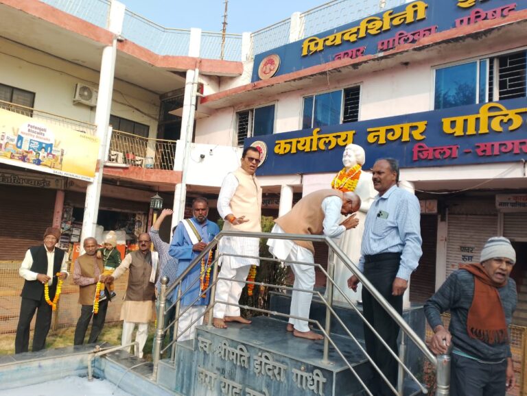 MP:राष्ट्र की ‘आयरन लेडी’ पूर्व पीएम इंदिरा गांधी जयंती पर  कांग्रेस कार्यकर्ताओं ने किया नमन