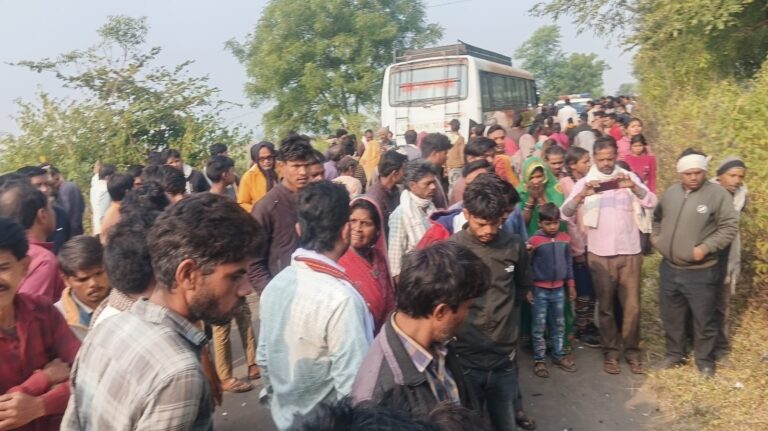 MP: सागर जिले के रहली में भीषण सड़क हादसा: बस-बाइक टक्कर में एक ही परिवार के चार युवकों की मौत