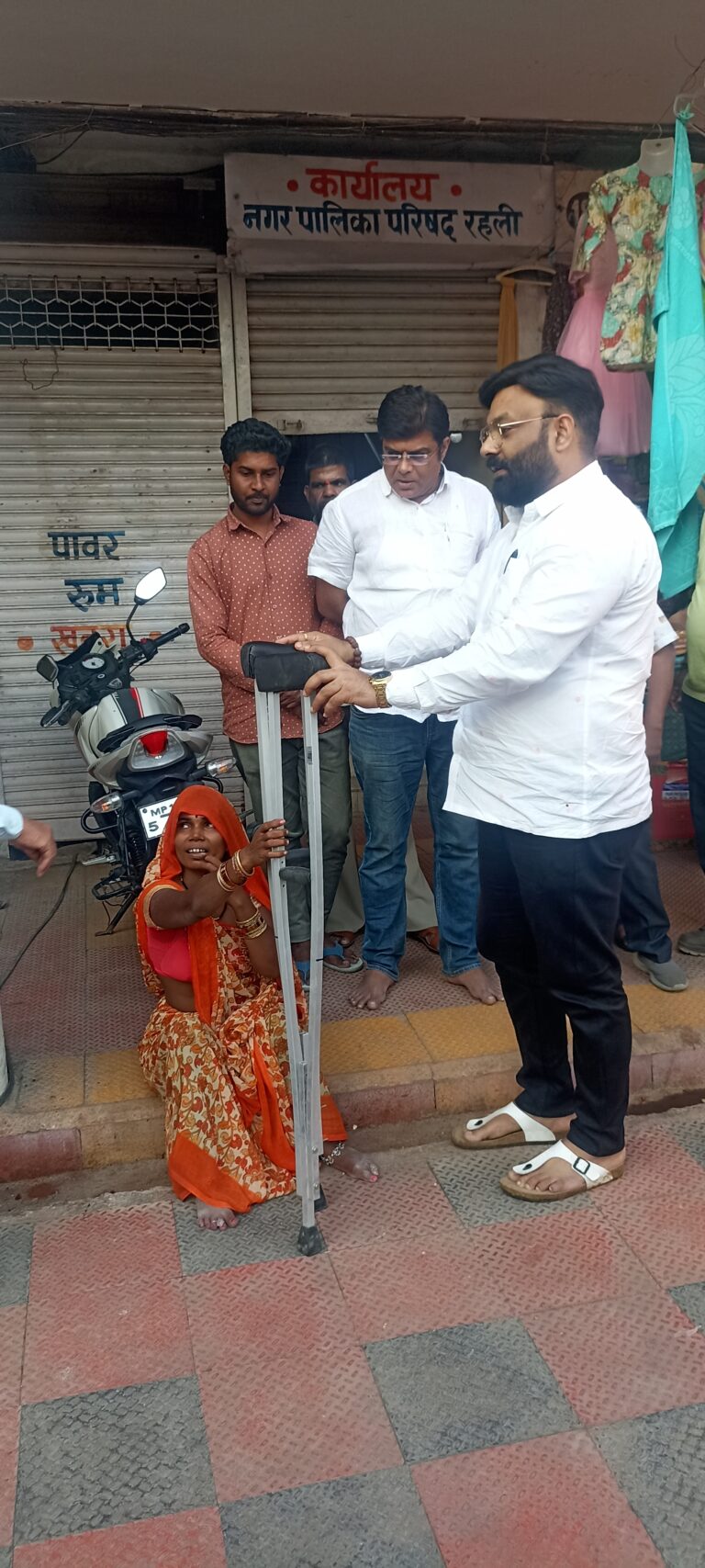 महिला विश्व कप विजेता टीम और बुंदेलखंड की बेटी क्रांति गौंड के बेहतर प्रदर्शन पर रेहली नपा अध्यक्ष ने दी बधाई, दिव्यांग उषा अहिरवार को बैसाखी प्रदान की