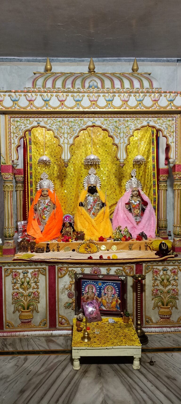 भक्ति भाव: ठंड बढ़ते ही भक्तों ने पहनाए भगवान को गर्म वस्त्र