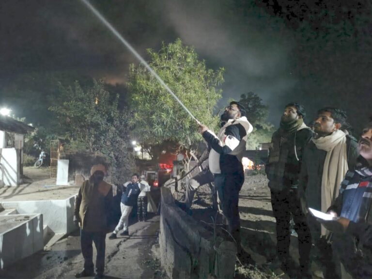 MP :कर्तव्य की ‘गर्मी’ के आगे पस्त हुई कड़कड़ाती ठंड: रात 2 बजे आग बुझाने खुद मैदान में उतरे रहली नपा अध्यक्ष देवराज सोनी