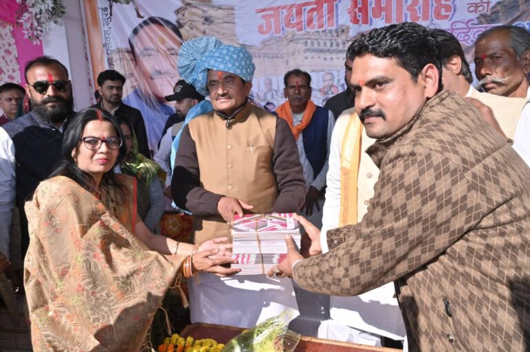 स्वागत नहीं, सरोकार: जब खुरई विधायक भूपेंद्र सिंह के सम्मान में फूलों की जगह ‘ज़रूरतमंदों की मदद’ ने ली