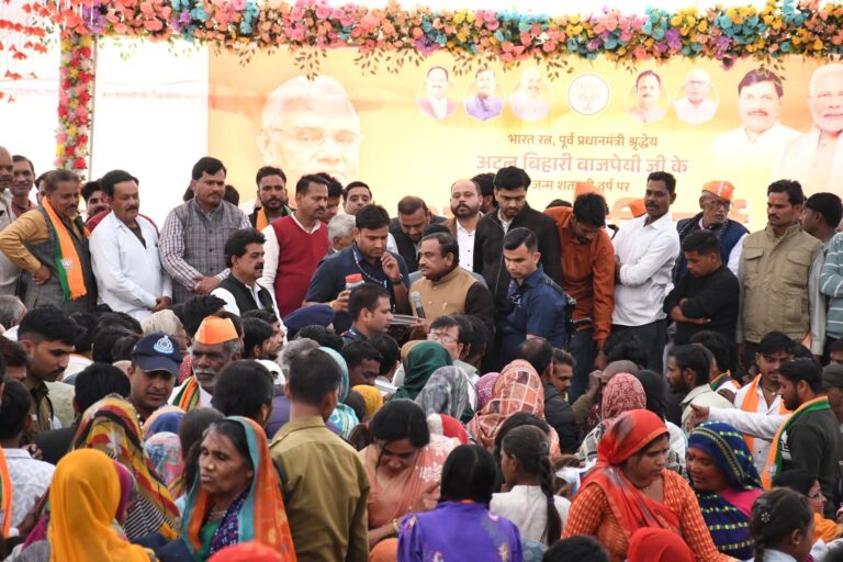 एम पी की सियासत में ‘सनातनी सेंटा’ हे भूपेंद्र सिंह: स्वागत में फूलों की माला नहीं, अब बच्चों को मिलेगी कॉपी-किताबें