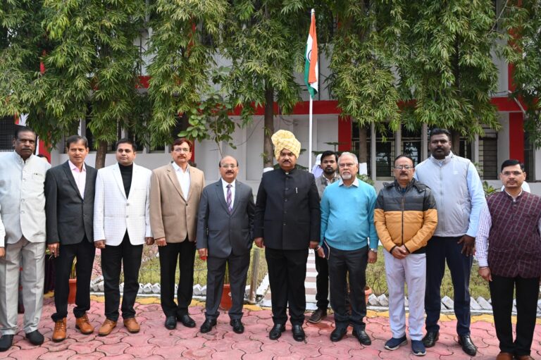 सागर:गणतंत्र दिवस पर कमिश्नर कार्यालय में कमिश्नर ने किया झंडा वंदन