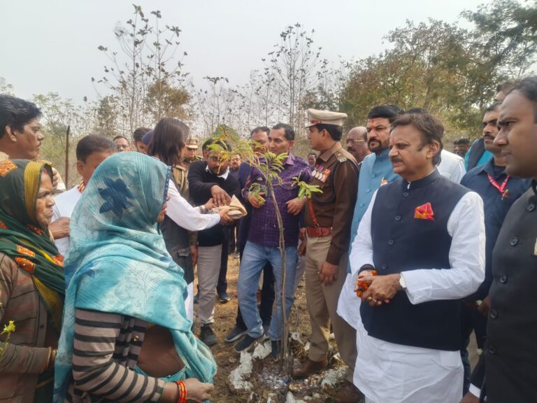 सागर जिले की अनूठी पहल उपमुख्यमंत्री राजेंद्र शुक्ल ने फ्रूट फॉरेस्ट को सराहा, कड़ता में किया पौधरोपण