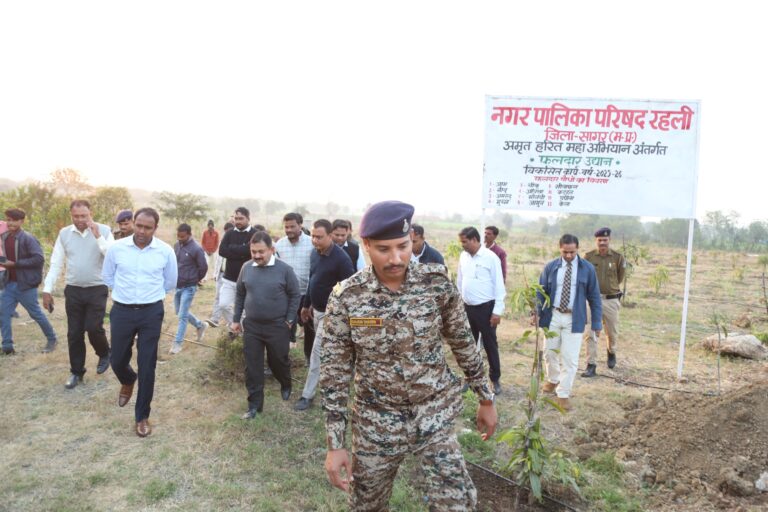 रहली का ‘मिनी कश्मीर’: कचरे के ढेर जमा होने वाले ग्राउंड पर खड़ा हुआ 8 हजार फलों का साम्राज्य, कलेक्टर भी रह गए दंग!