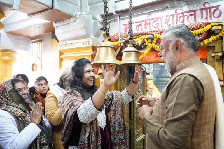 नर्मदा परिक्रमा:अमरकंटक से शुरू हुई मंत्री प्रहलाद पटेल की सुपुत्री प्रतिज्ञा की नर्मदा परिक्रमा,बनाएंगी 7 किमी लंबी पेंटिंग