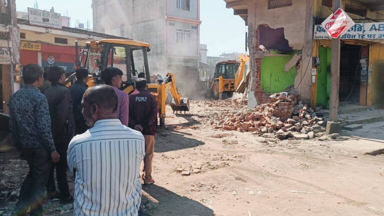 रहली में गरजा बुलडोजर, लेकिन कोर्ट के आदेश ने थामी रफ्तार