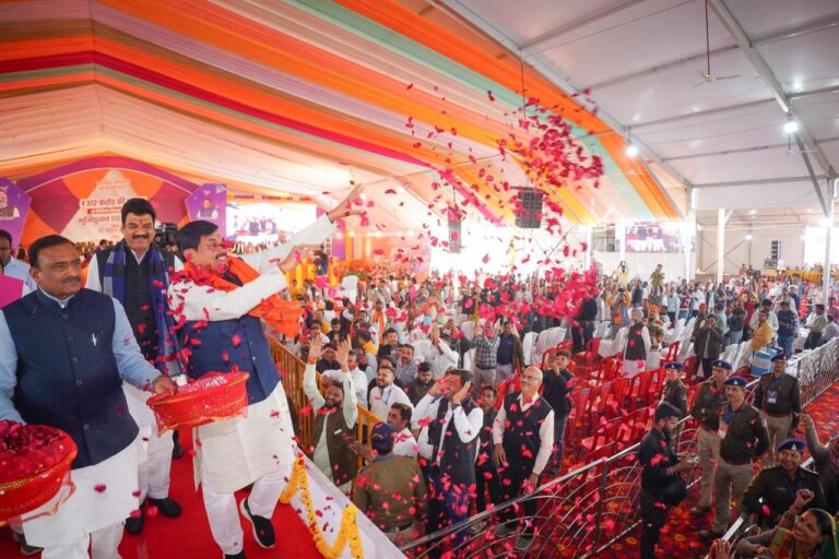 भूपेंद्र भैया के आह्वान पर खुरई में खिली फूलों की होली, सीएम बोले- यहाँ तो होली के साथ दिवाली भी आज ही मन गई!”