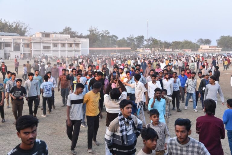 रोमांच की पराकाष्ठा: क्रिकेट प्रतियोगिता में अंतिम बाल होने से पहले ही दर्शक स्टंप लूट ले गए