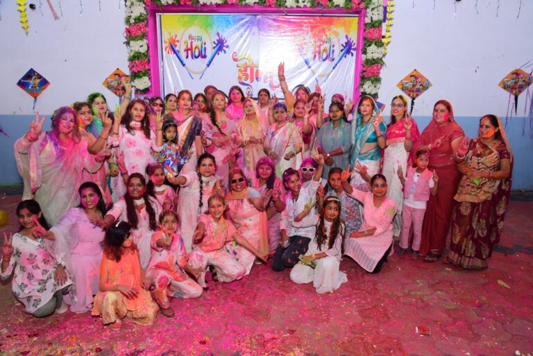 रहली के रामराजा पैलेस में उड़ा गुलाल, महिला मंडल ने स्नेह और सौहार्द के साथ मनाया होली मिलन समारोह