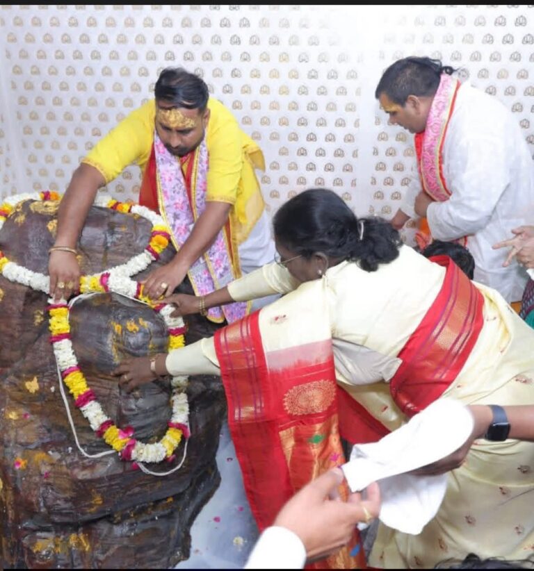 #vrindavan:गोवर्धन धाम पहुंचीं राष्ट्रपति द्रौपदी मुर्मू, दानघाटी में किए गिरिराज जी के दर्शन। #vrindavan:गोवर्धन धाम पहुंचीं राष्ट्रपति द्रौपदी मुर्मू, दानघाटी में किए गिरिराज जी के दर्शन।