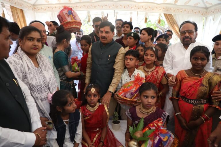 सीएम यादव ने बच्चियों को काजू कतली खिलाकर मनाया जन्मदिन, प्रदान किए ड्राइविंग लायसेंस