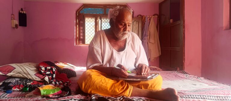 भक्ति की अनूठी मिसाल: 14 वर्षों से जारी है ‘राम नाम’ का अखंड लेखन, 87 की उम्र में भी अडिग संकल्प