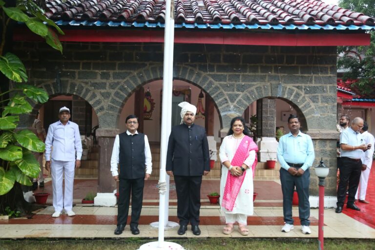 कमिश्नर श्री सुचारी ने निवास और कार्यालय में किया ध्वजारोहण
