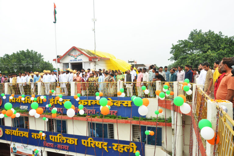धूमधाम से मना स्वतंत्रता दिवस, मेधावी छात्र और उत्कृष्ट कर्मचारी हुए सम्मानित