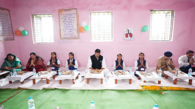 स्वतंत्रता दिवस पर मंत्री श्री गोविंद सिंह राजपूत ने छात्राओं के साथ किया मध्याह्न भोजन