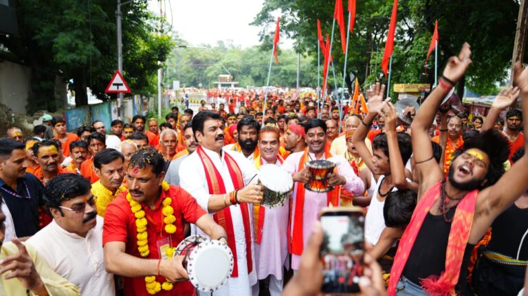 सनातन आस्था और भक्ति का संदेश लेकर निकली कावड़ यात्रा मंत्री श्री गोविंद सिंह राजपूत ने किया भव्य स्वागत