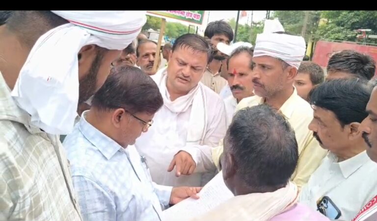 ​मप्र: खाद के लिए तरसते किसान: बरा चौराहा से डबल लॉक तक भावुक हुए कांग्रेसी, सड़क पर पेट के बल रेंगकर जताया विरोध!”